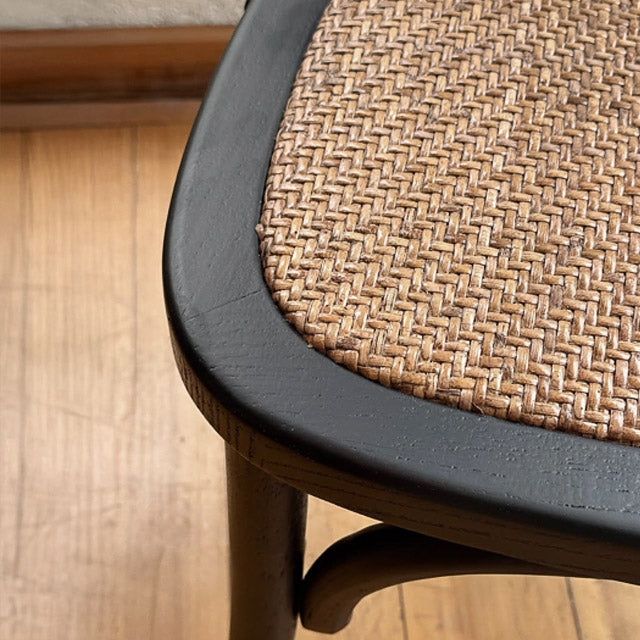 Silla Cross negra con cruz de madera