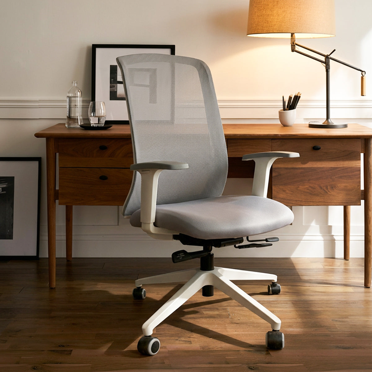 Silla Gudda Executive. Base blanca, tela gris.