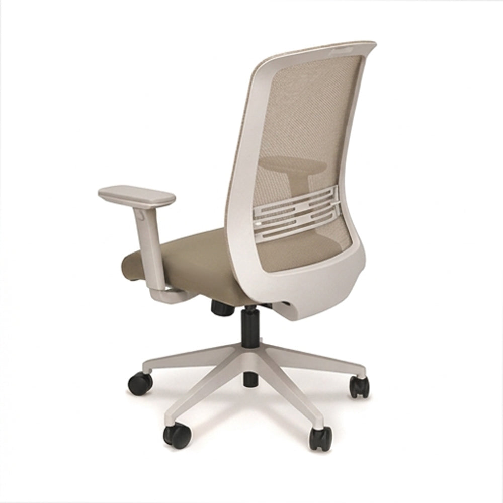 Silla Gudda Executive. Base blanca, tela apricot