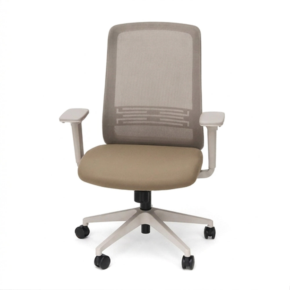 Silla Gudda Executive. Base blanca, tela apricot