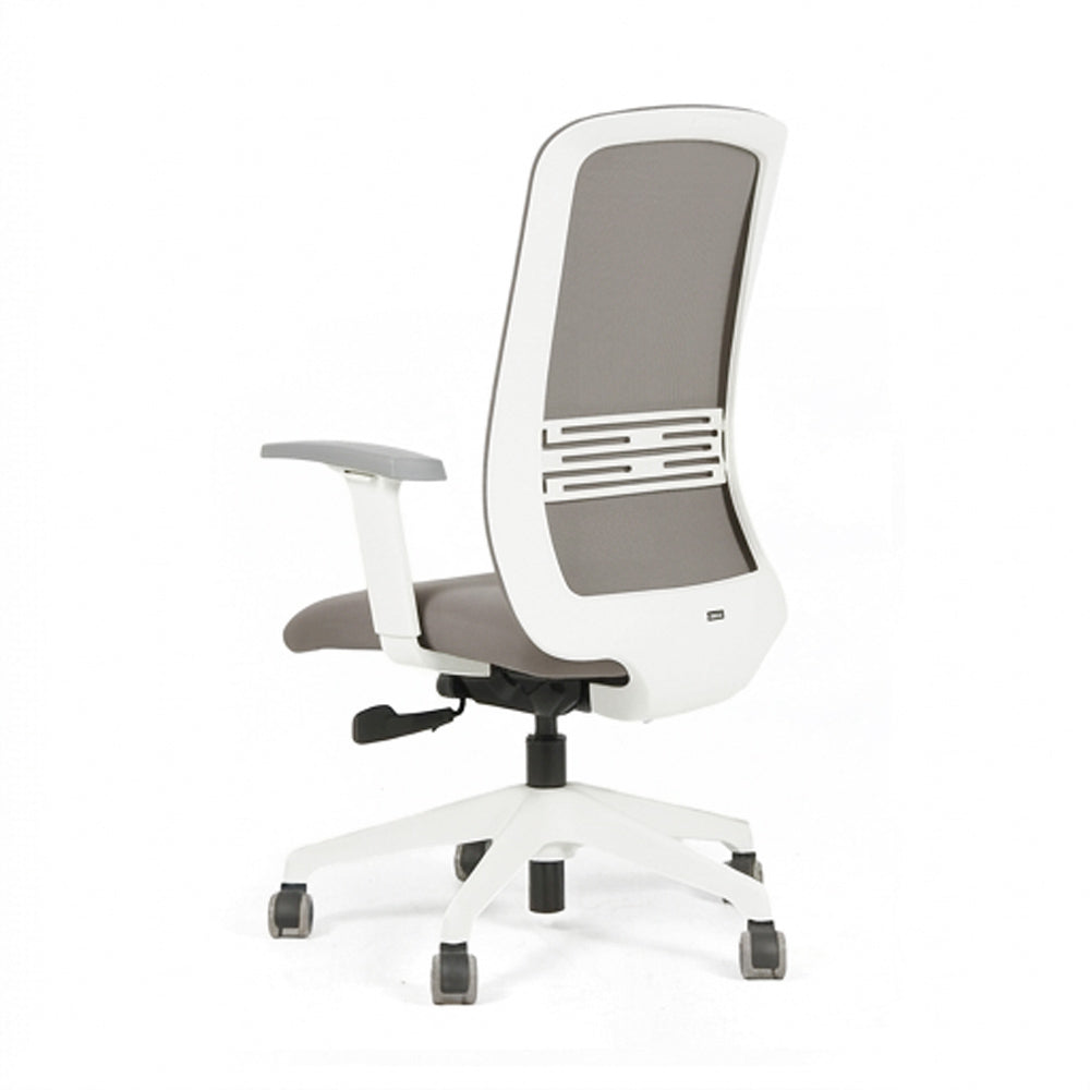Silla Gudda Executive. Base blanca, tela gris.