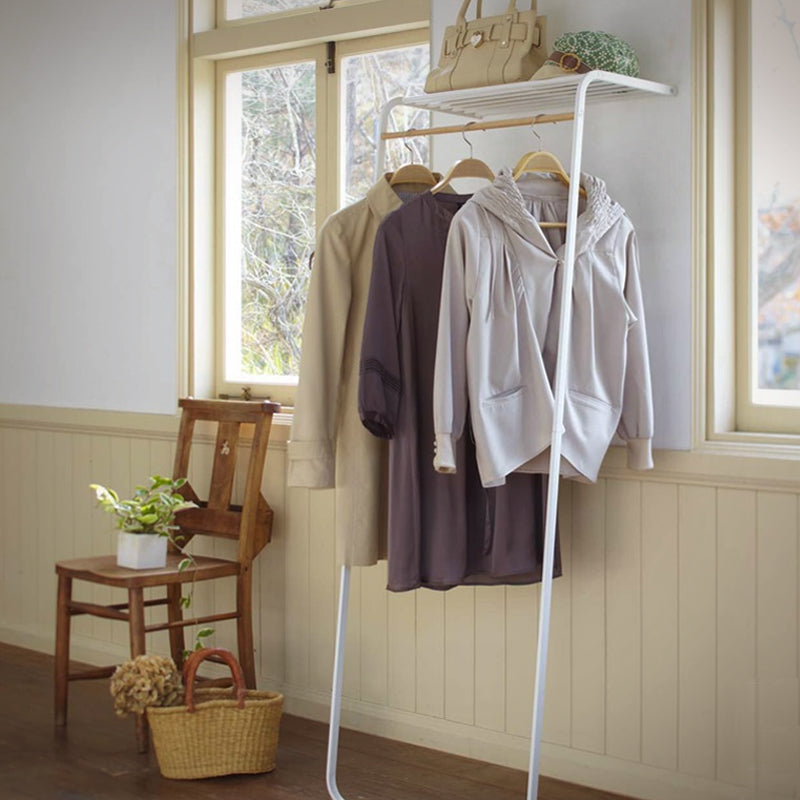Perchero metálico de pared con estante blanco Yamazaki